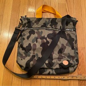 Shorty love green camo wonder large crossbody bag